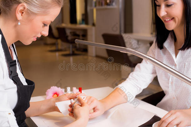 女人剪指甲