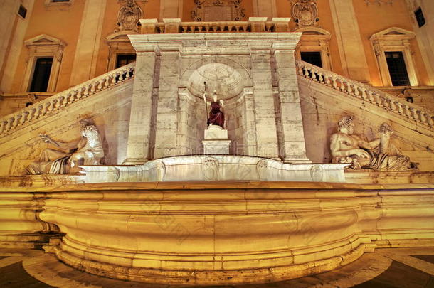丰塔纳德拉德拉德拉罗马，在夜间-<strong>里程</strong>碑式的吸引力在罗马，意大利
