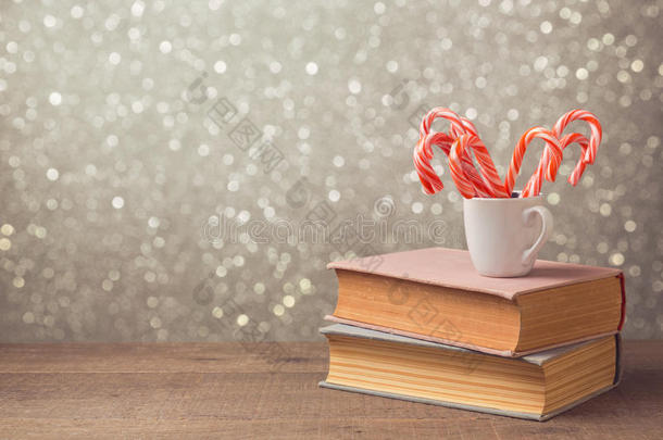 圣诞庆祝与糖果手杖和杯子的书籍在博克背景