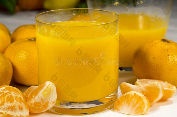 一杯刚榨的橘子汁