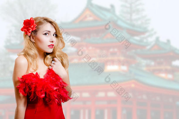 穿着红色裙子的漂亮年轻女士穿着<strong>日语</strong>