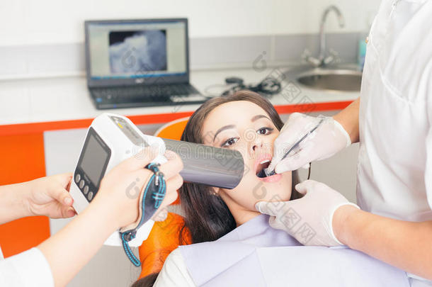 牙科医生做牙科治疗和使用X光计算机