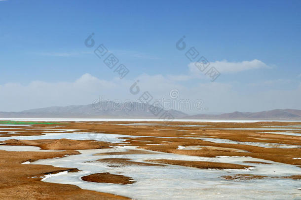 青藏高原冰冻河流