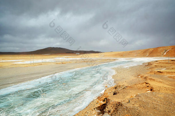 青藏高原冰冻河流