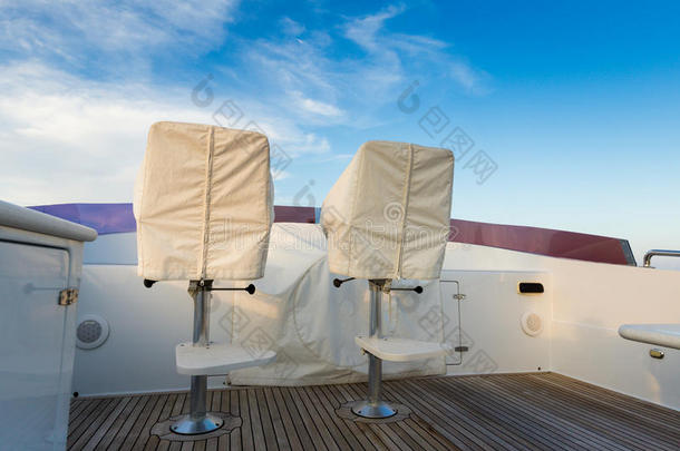 椅子和控制面板游艇的封面