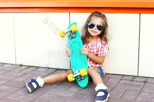 时尚<strong>儿童</strong>概念-时尚的小女孩与<strong>滑板</strong>戴太阳镜在城市