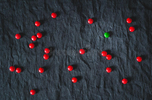 绿色糖果被红色糖果包围