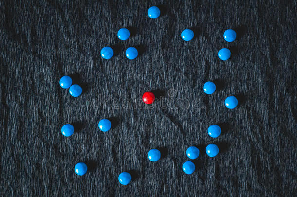 蓝色糖果被红色糖果包围