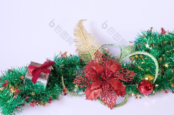 圣诞礼物，装饰和<strong>杉木</strong>树枝