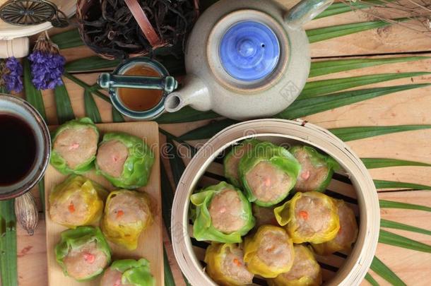 中国蒸饺子和热茶美味。