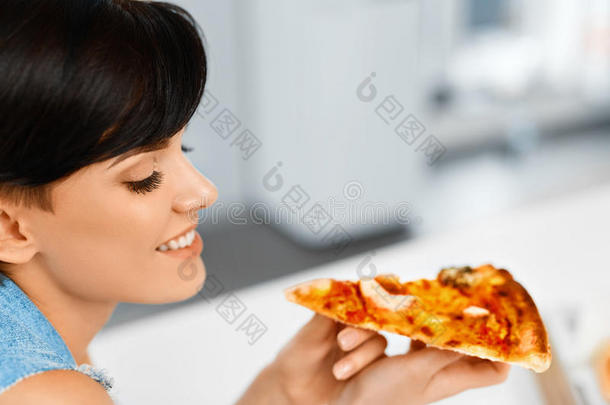 吃披萨。 吃意大利食物的女人。 快餐营养。 李