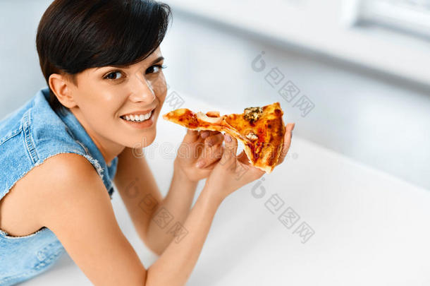 吃披萨。 吃意大利食物的女人。 快餐营养。 李
