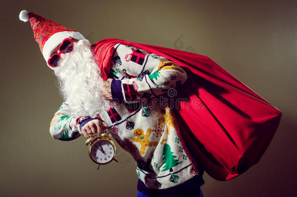 时髦的圣诞老人带着闹钟穿心
