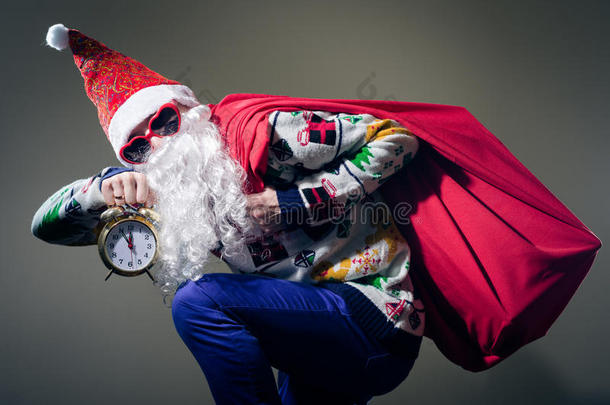 时髦的圣诞老人带着闹钟穿心
