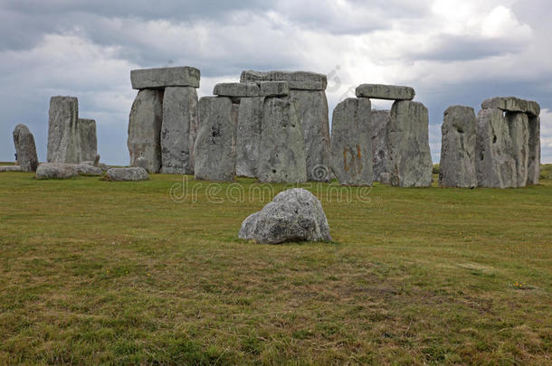 青草蓝天下的巨石阵遗址。巨石阵是联合国教科文组织在英国的世界遗产，起源于