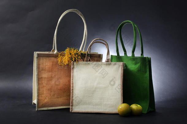 用天然生态回收的Hessian袋和苹果制成的袋子