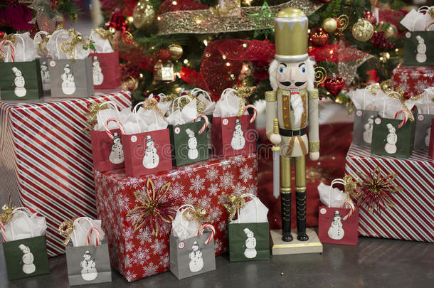 圣诞节礼物和礼物雪人和胡桃夹子