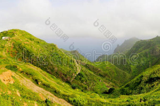 云雾笼罩着山川和山谷