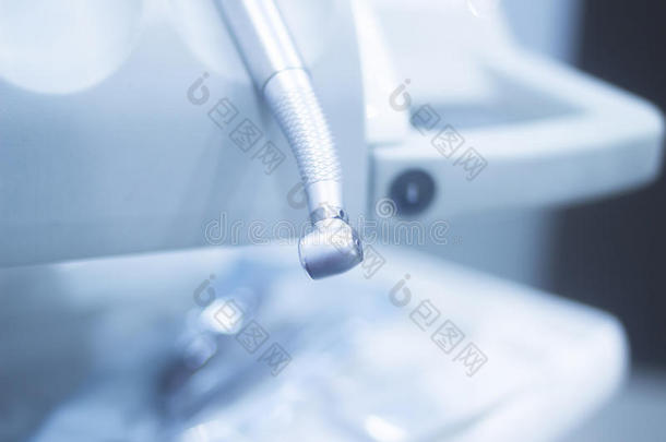 <strong>牙科器械牙科</strong>钻头清洁工具在临床上的应用