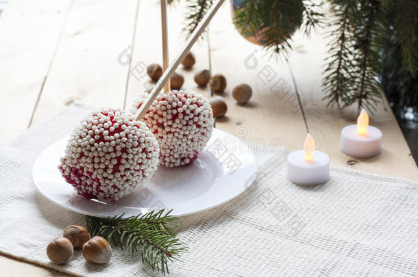 苹果在焦糖与饭团涂层在圣诞节和新年背景装饰特写