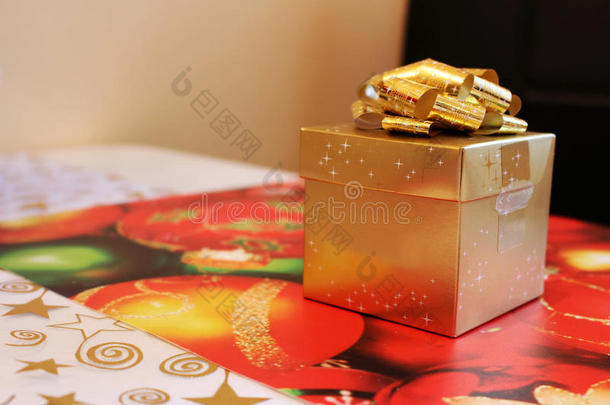 金色圣诞礼盒，包裹着惊喜