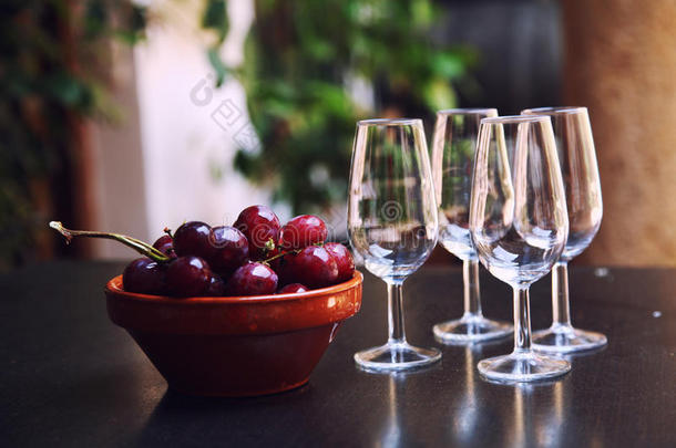 酒杯和葡萄