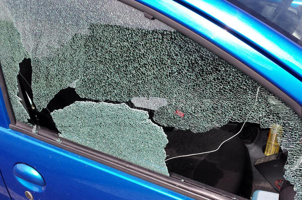 破碎的盗窃汽车玻璃毁了