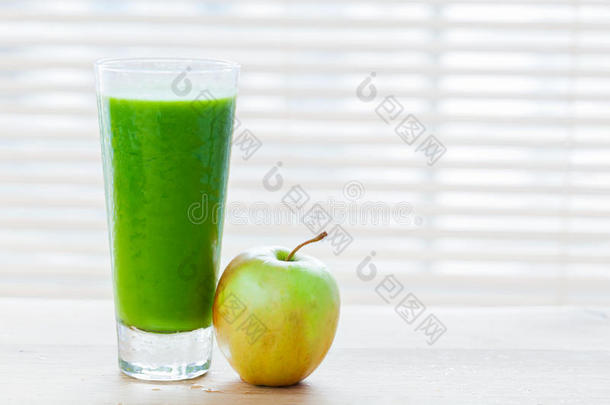 绿色蔬菜和水果的新鲜果汁。 健康的维生素饮料。