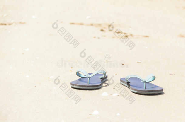 海滩沙配拖鞋
