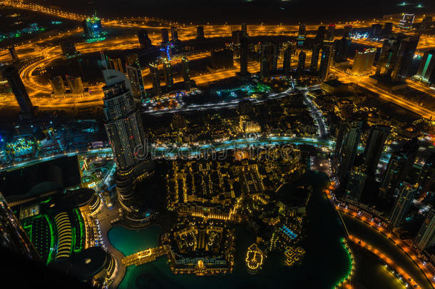 迪拜市中心夜景与城市灯。 上面的风景