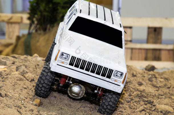 汽车模型展示了在沙子上的
