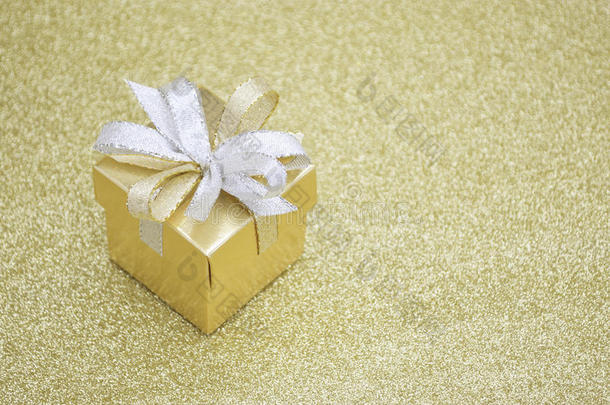 金色礼品盒，金色背景上有丝带