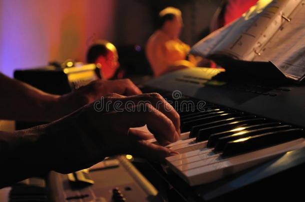 在音乐会上演奏钢琴的一对手的特写