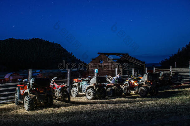 夏季星光璀璨的夜晚停车场里的ATV和摩托车