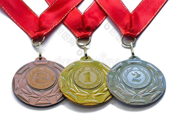 用红色丝带颁发金牌、银牌和铜牌