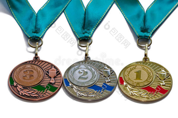 用绿色丝带颁发金牌、银牌和铜牌