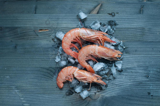 新鲜的大虾躺在冰床上