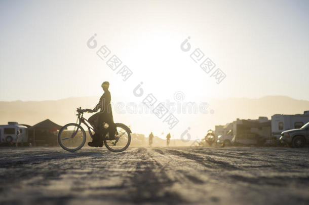 一个燃烧器骑自行车在日落在燃烧的人2015年