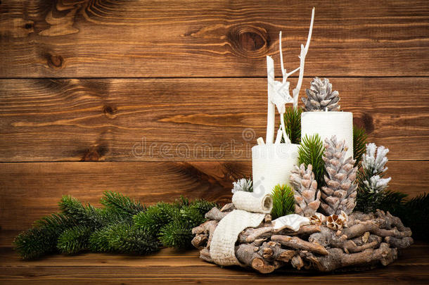 圣诞节装饰-花环和针叶树枝条在木制背景上。