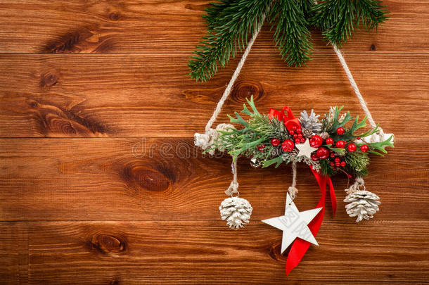 圣诞装饰-吊坠的组成，由针叶树木制背景。