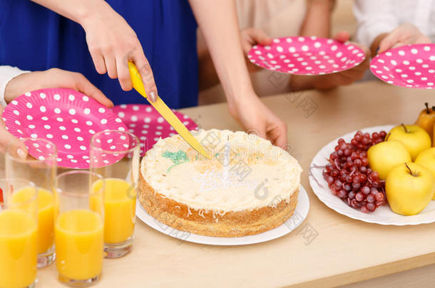 女孩们即将分享一个生日蛋糕
