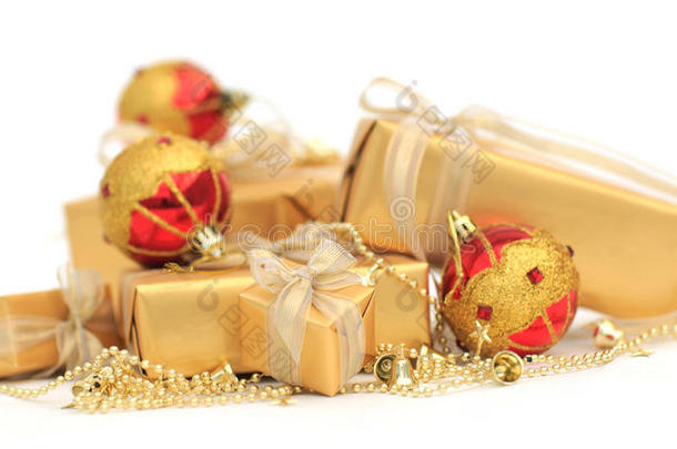 金色礼品盒，金色丝带和圣诞球