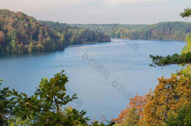 秋天的湖水。