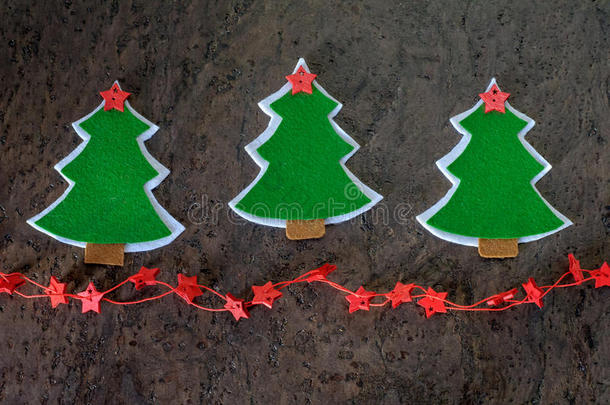 圣诞卡。 由毛毡和装饰星星制成的圣诞树。