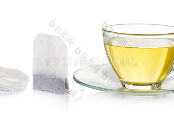 白色背景上的一杯<strong>茶</strong>