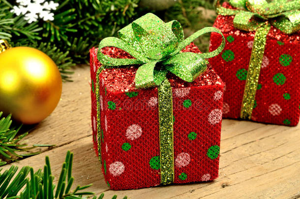 盒子圣诞与树枝装饰
