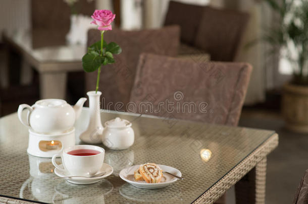 一杯<strong>红茶</strong>，蛋糕和<strong>玫瑰</strong>放在桌子上