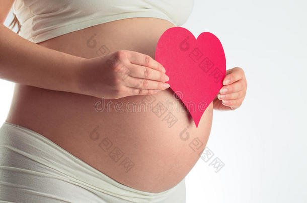 孕妇腹部和红色心脏白色