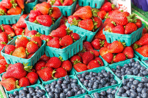 水果摊上的蓝莓和草莓篮子