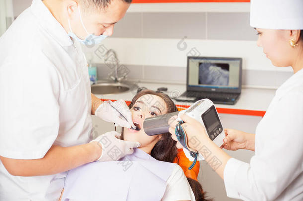 牙科医生做牙科治疗和使用X光计算机